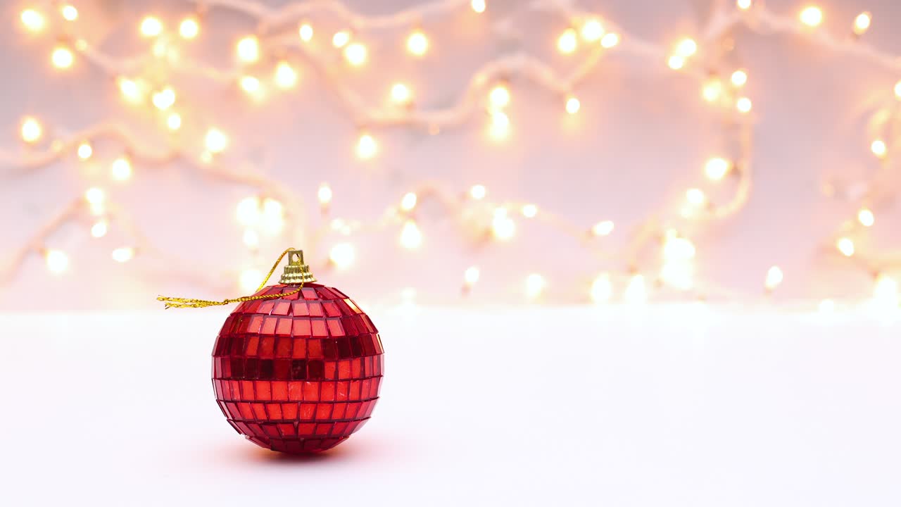 la bola roja brillante de la discoteca es un ornamento navideño giratorio.