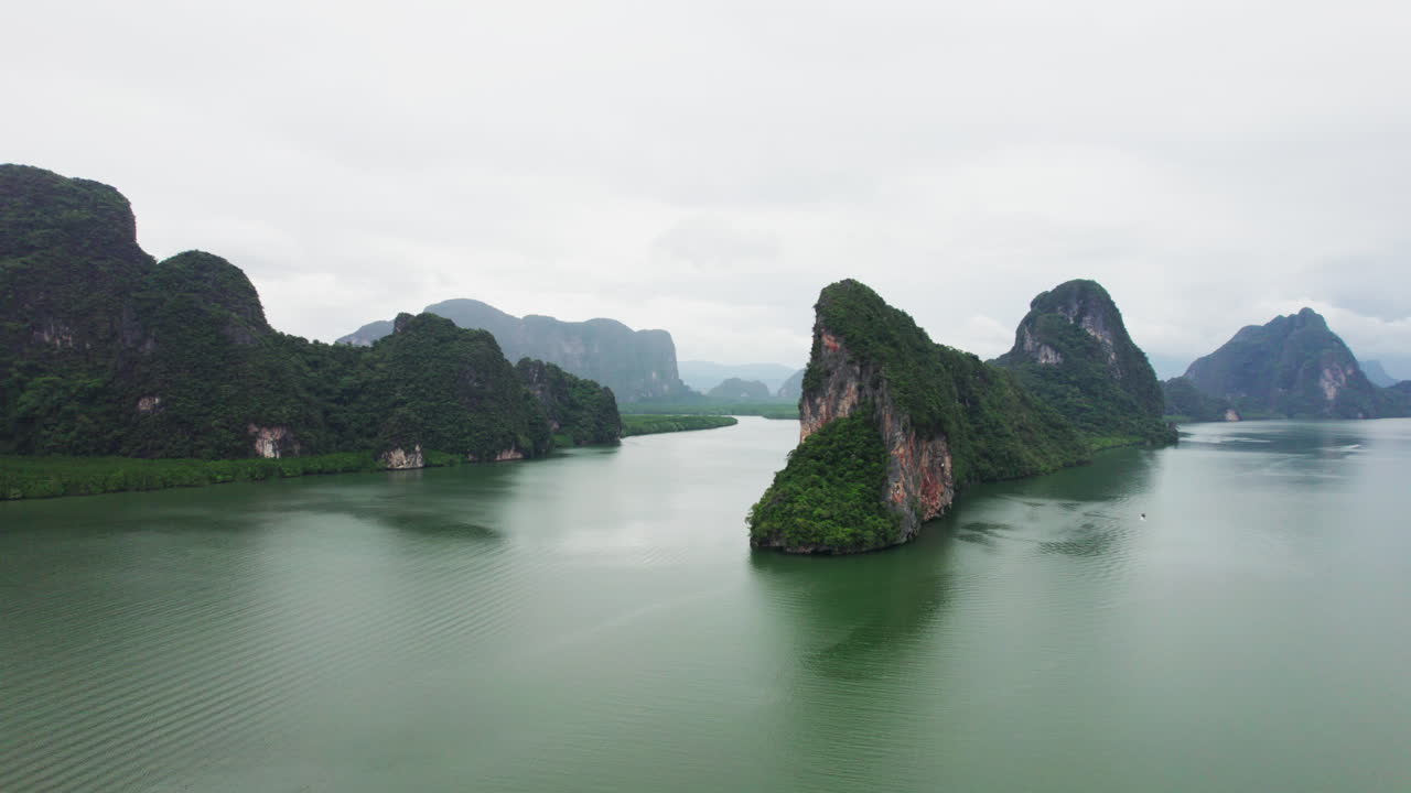 vista aérea de la isla de ko panyee en la bahía de phang nga, sur de tailandia