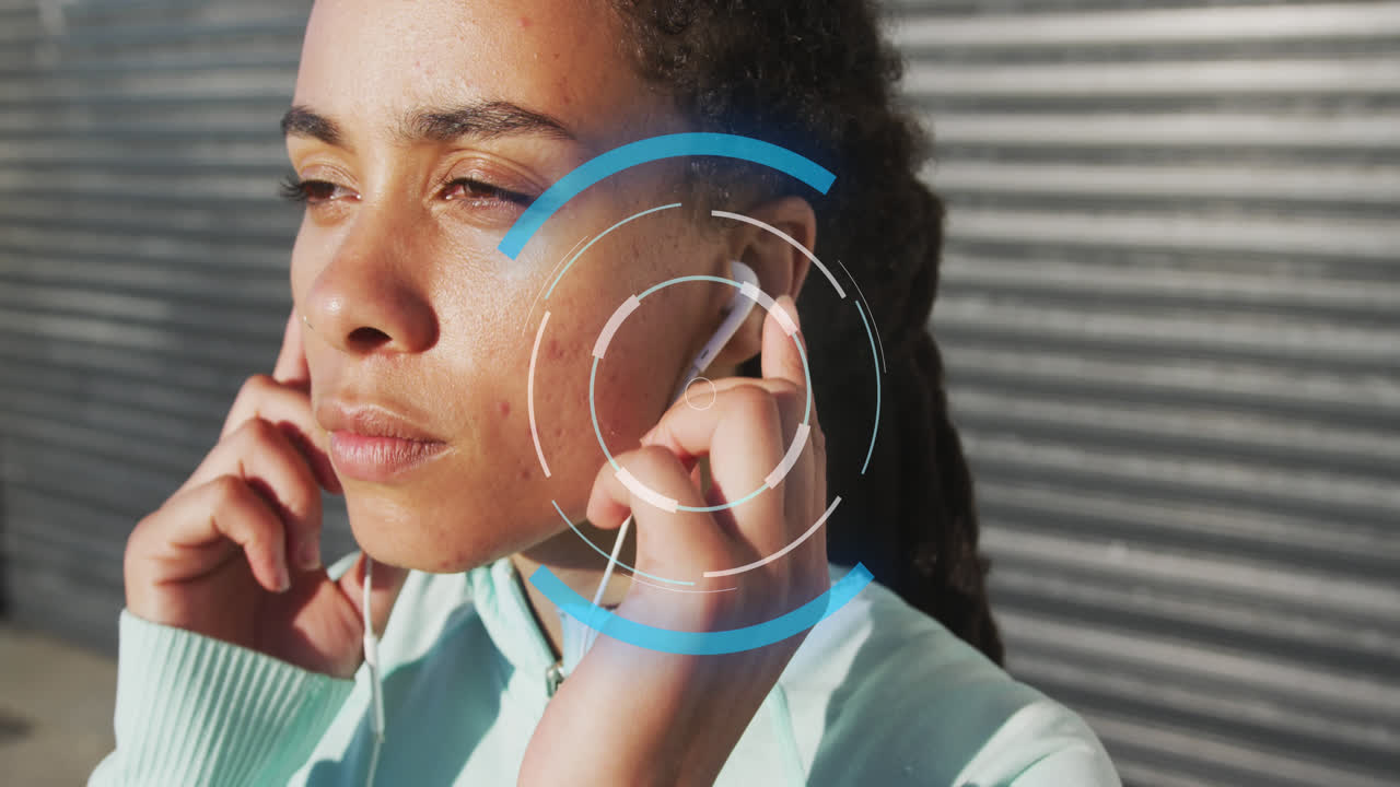 animación de escaneo de alcance sobre mujer biracial con auriculares