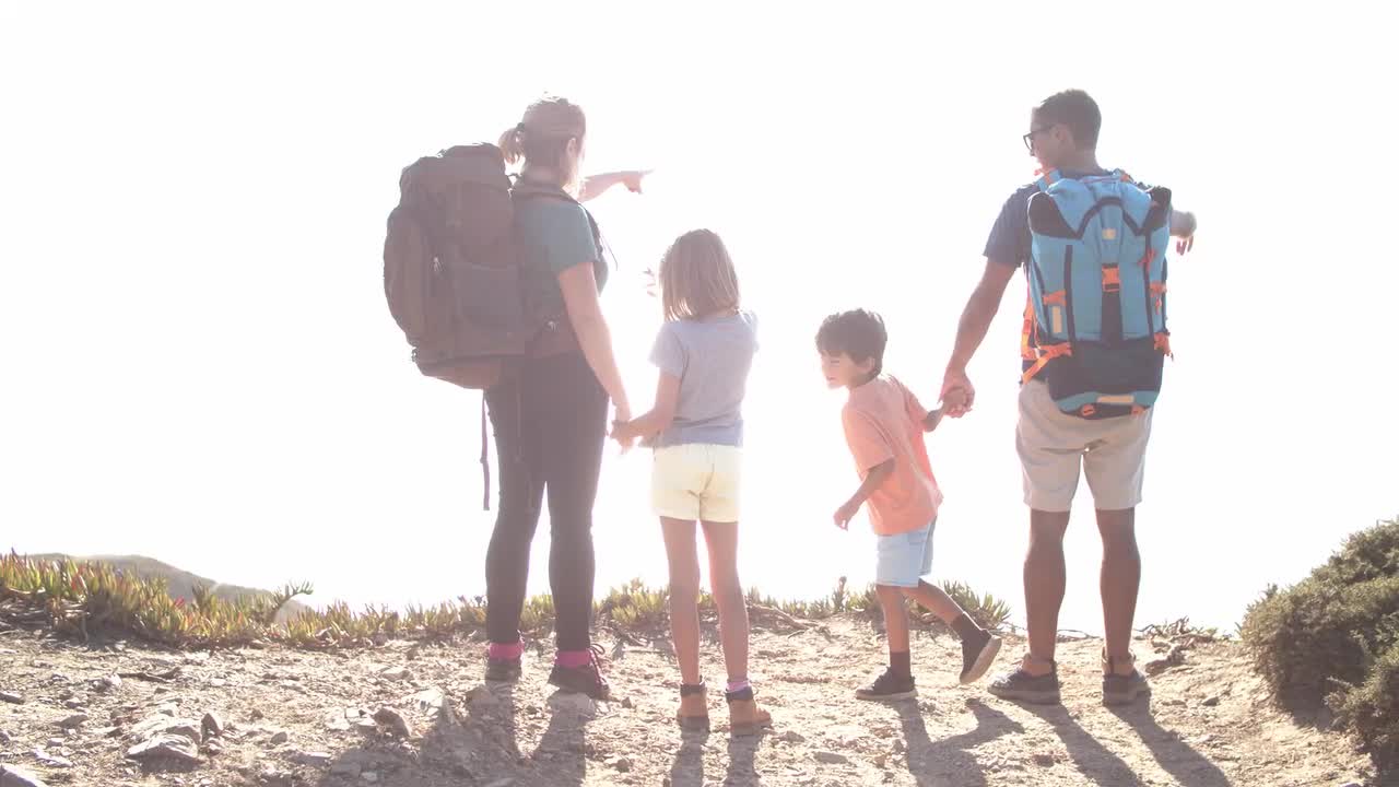 familia de turistas activos de pie en el camino al aire libre