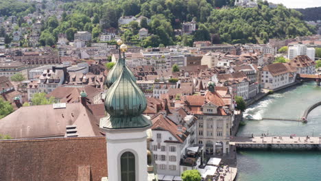 Antena-De-Hermosas-Torres-De-Iglesias-Antiguas-En-La-Ciudad-De-Luzern,-Suiza