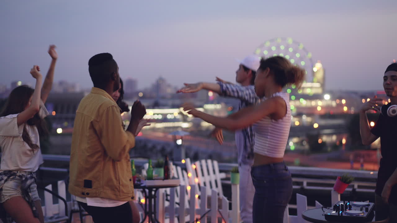 밤에 지붕 파티