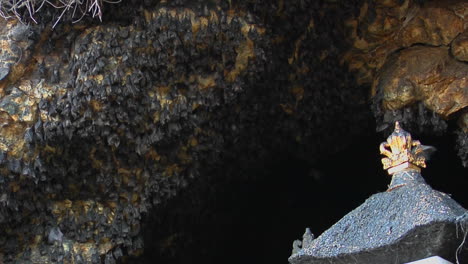 Fledermäuse-Hängen-An-Einer-Wand-Im-Pura-Goa-Lawah-Tempel-In-Indonesien