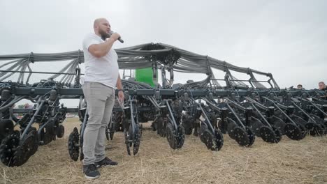 demostración de maquinaria agrícola en una exposición. los tractores operan en el campo, mostrando sus capacidades y rendimiento en acción