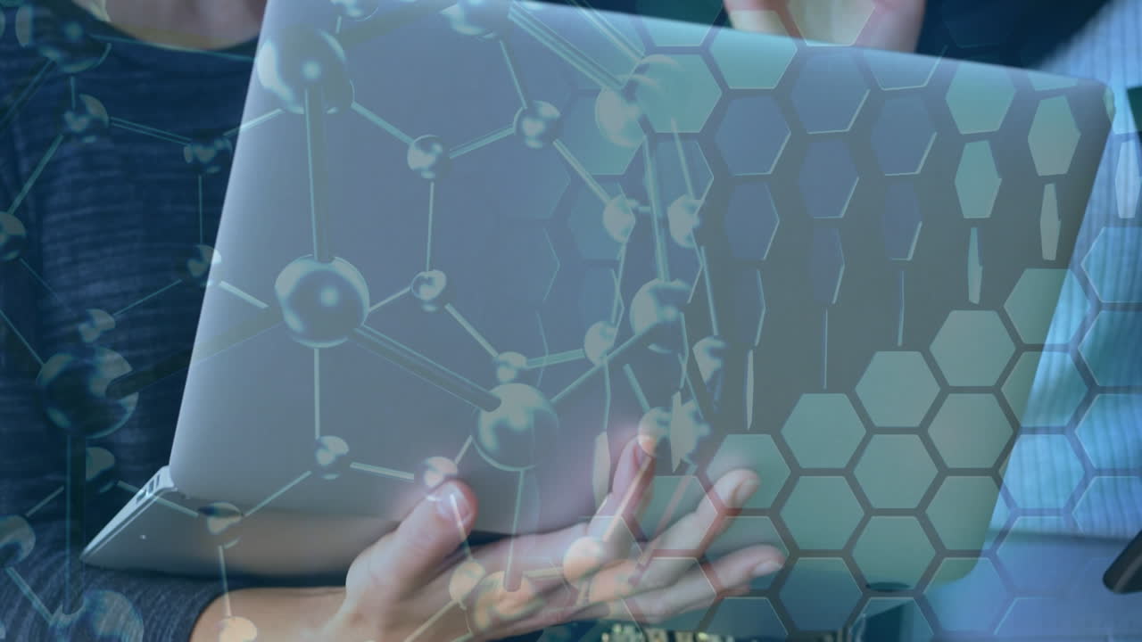 animación de datos científicos sobre diversas mujeres usando computadoras portátiles