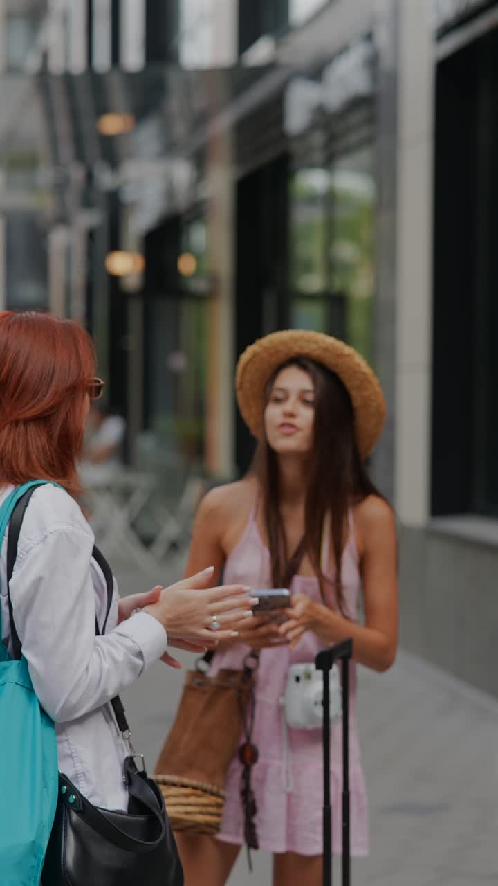 dos mujeres hablando en la calle.