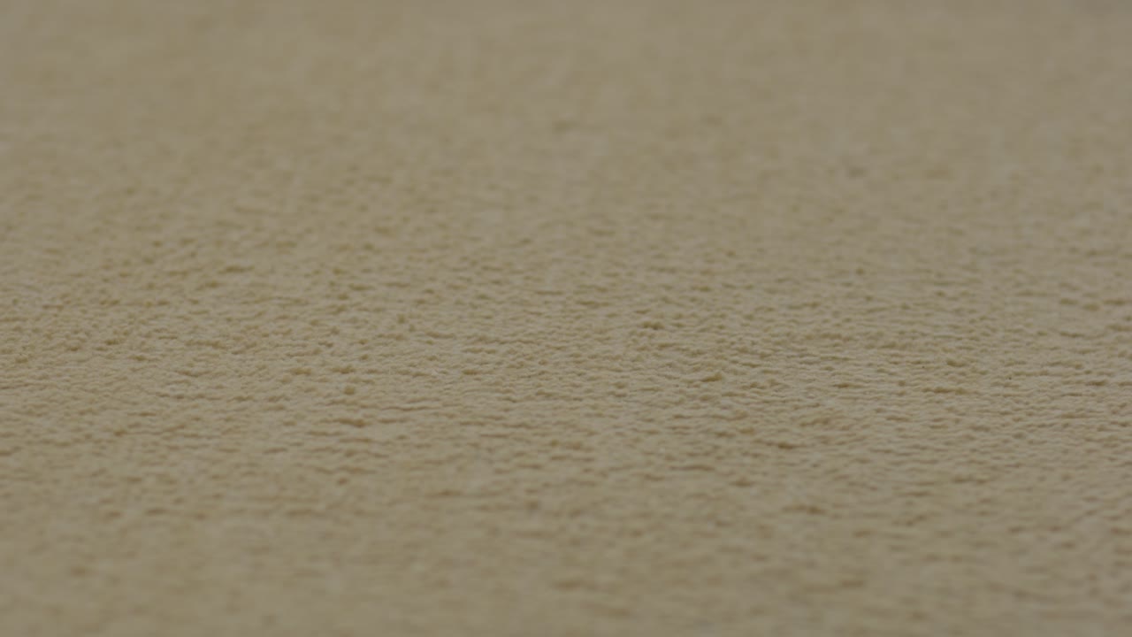 primer plano del hombre poniendo una pistola cargada