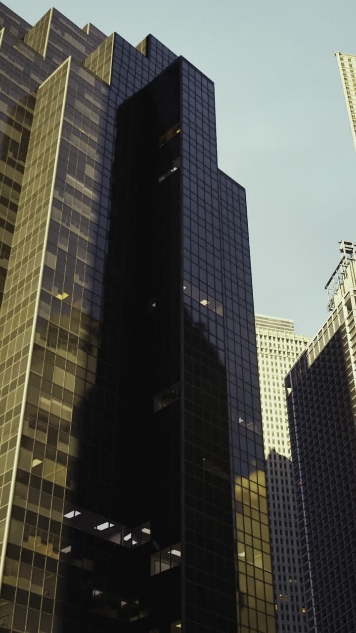 Arquitectura urbana que exhibe imponentes rascacielos en un paisaje urbano moderno