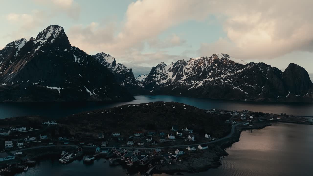 Vista Aérea das Ilhas Lofoten, Noruega, Com a Pitoresca Vila de Reine Entre Montanhas Nevadas e Águas Espelhadas.