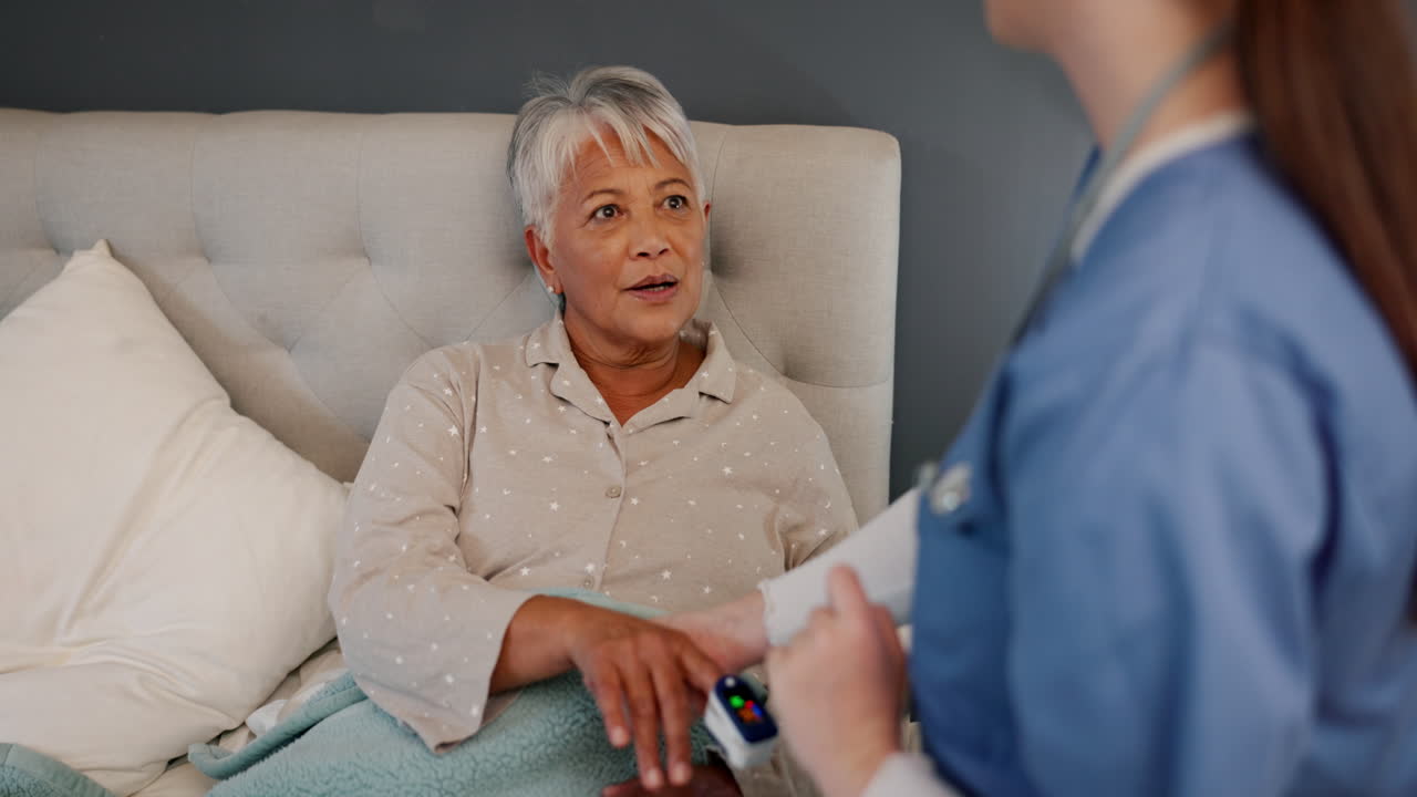 성숙한 여성과 간호사와의 검사