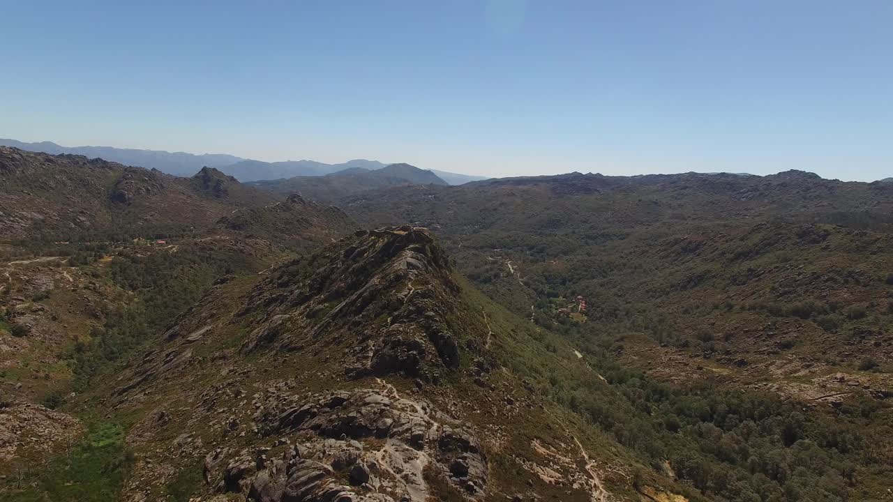 Veduta aerea delle rovine di un castello medievale sulla cima della montagna di Castro Laboreiro in Portogallo.