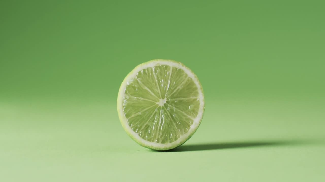 vídeo de cal en rodajas con espacio de copia sobre fondo verde