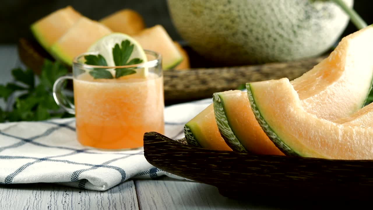 일본 멜론,  멜론 또는 칸탈루프 (쿠쿠미스 멜로) 한 잔의 멜론 스무디 건강 관리 개념.