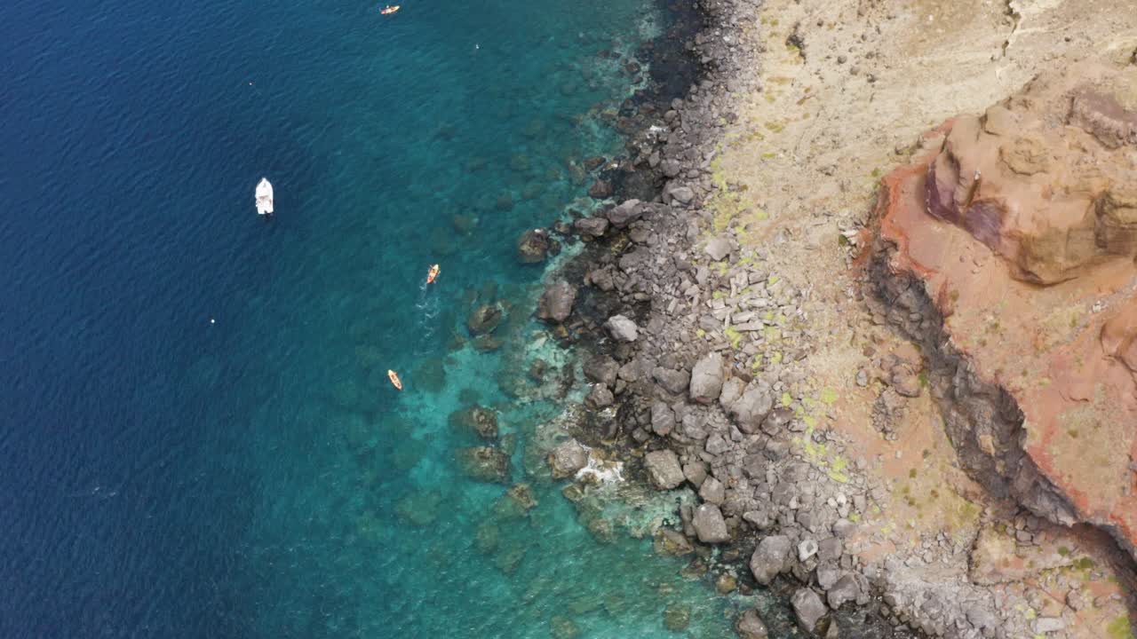 antena está volando por encima de 2 kayakistas en sao laurenco, madeira