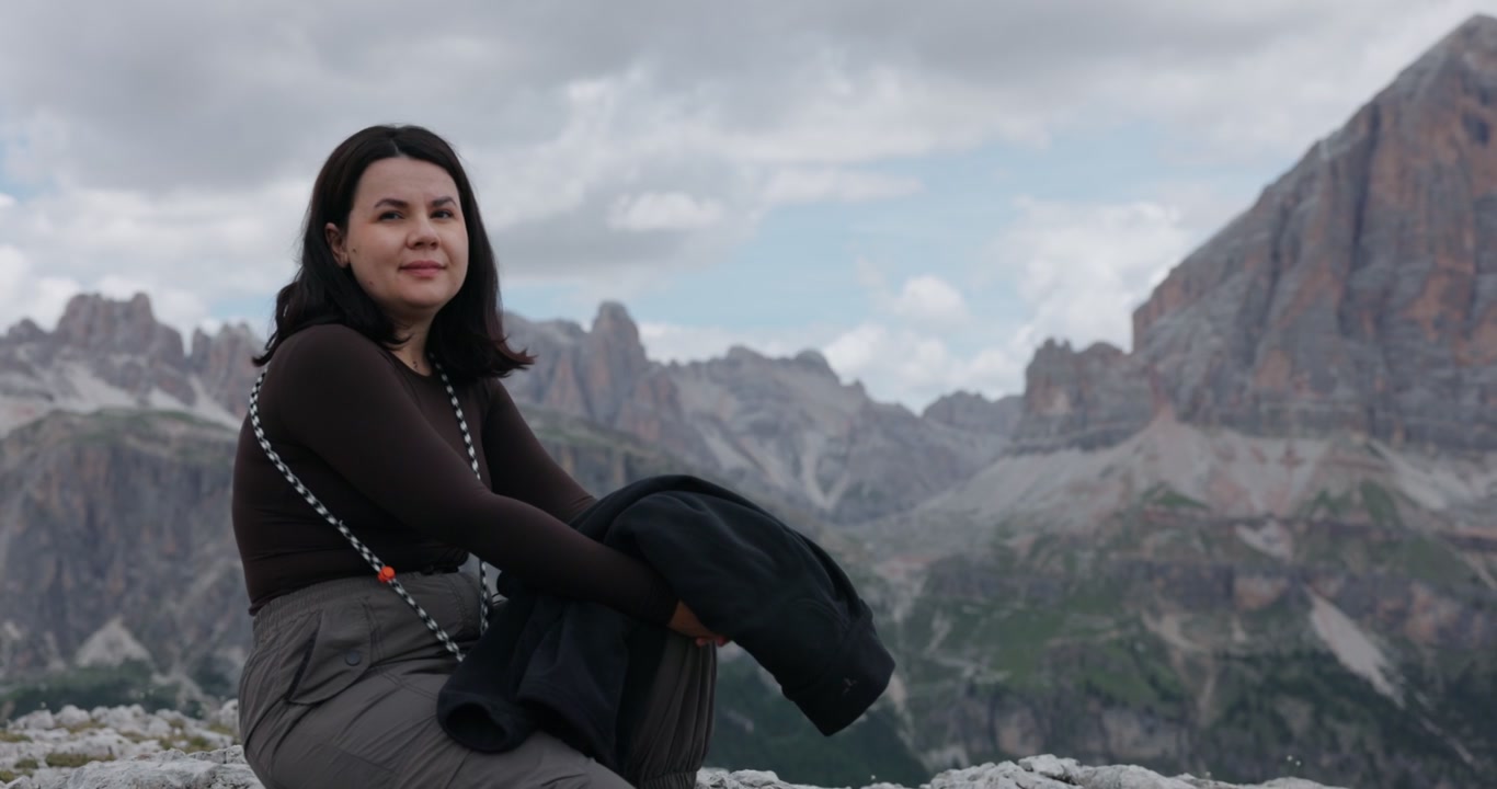 En kvinde nyder det naturskønne landskab ved Cinque Torri nær Cortina d'Ampezzo i Dolomitterne, Veneto, Italien