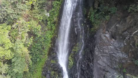 Rapids-Flowing-Down-On-Smooth-Rocks-From-The-Valley-At-Mainapi-Waterfall-In-Netravali-Taluka-Of-South-Goa,-India