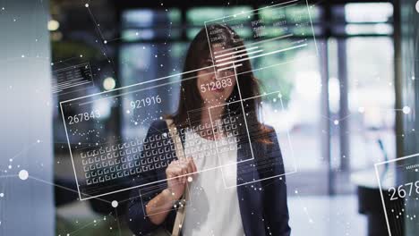 animación del procesamiento de datos sobre una mujer de negocios caucásica en la oficina sonriendo