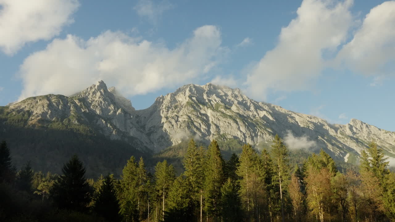Le montagne Große Wechselspitze, conosciute anche come Fallbachkarspitze e Hohe Fürleg, sono splendidamente illuminate con qualche nuvola nel cielo