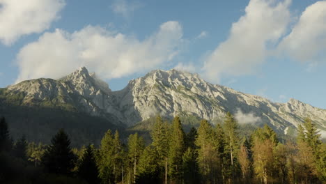 Die-Berge-Große-Wechselspitze,-Auch-Fallbachkarspitze-Und-Hohe-Fürleg-Genannt,-Sind-Wunderschön-Beleuchtet-Und-Mit-Ein-Paar-Wolken-Am-Himmel