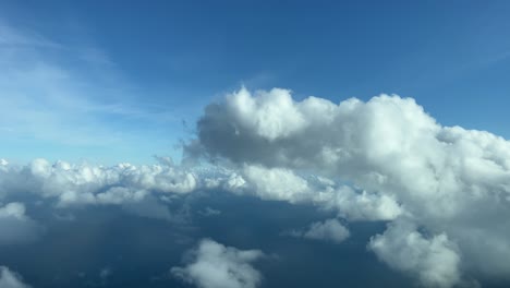 Volando-A-Través-De-Unos-Diminutos-Cúmulos,-La-Luz-Del-Día