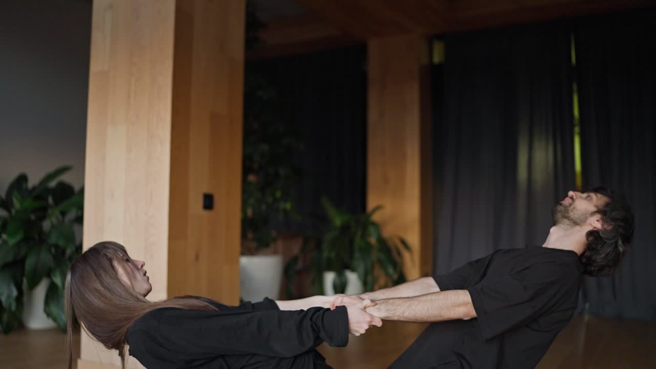 집 에서 함께 요가 를 연습 하는 부부