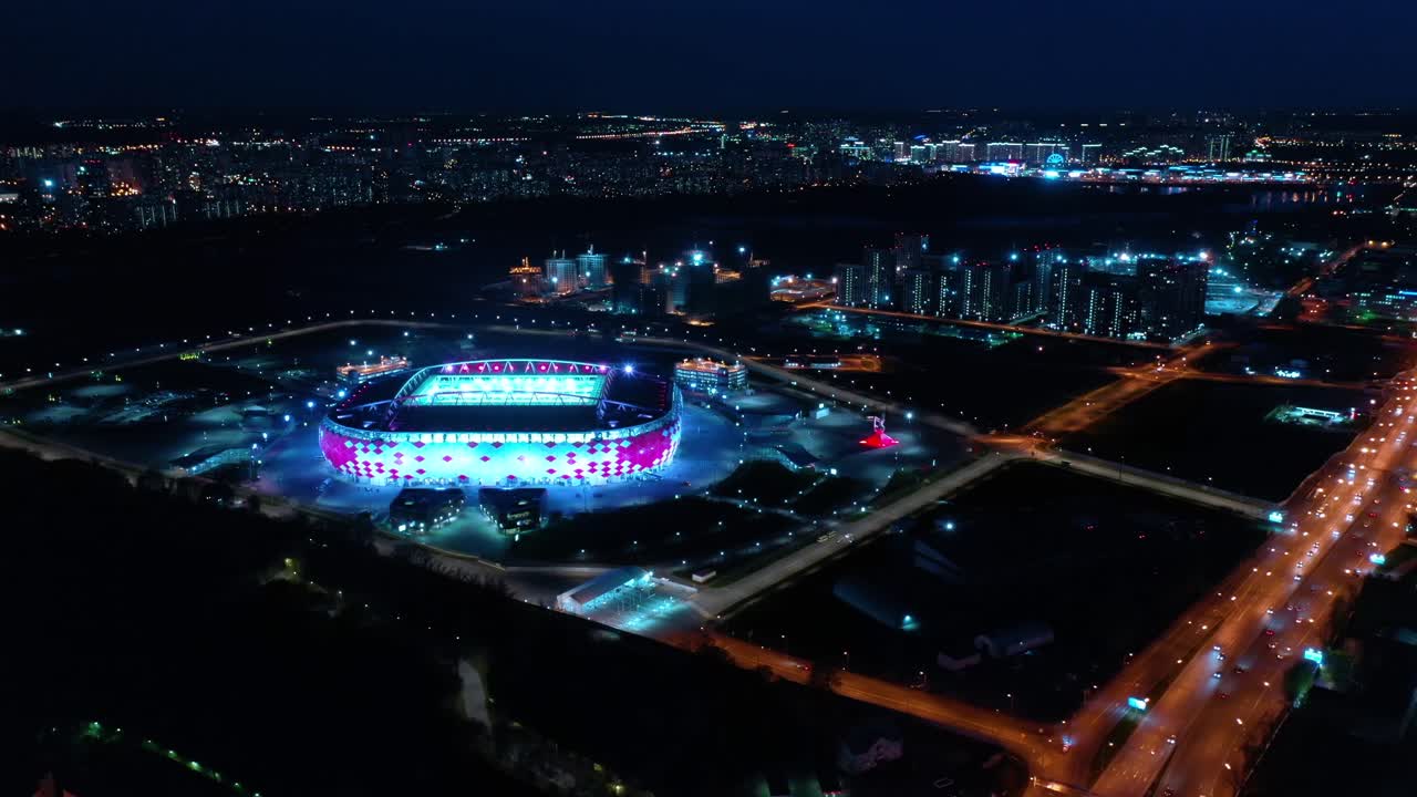 vista aérea nocturna de una intersección de autopista y el estadio de fútbol spartak moscú otkritie arena