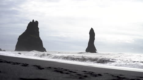 Paisaje-Marino-De-La-Playa-De-Reynisfjara-En-Islandia,-Las-Olas-Chocan-Contra-La-Playa-De-Arena-Negra