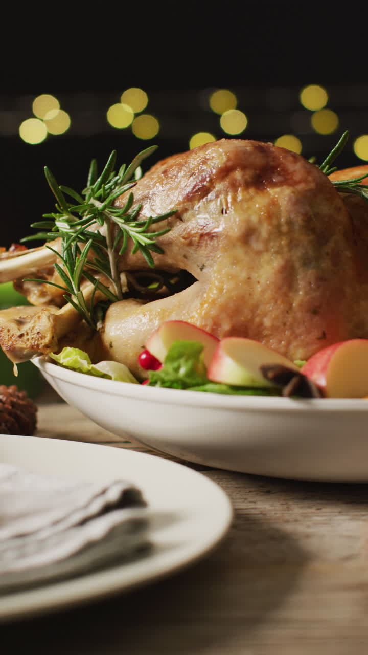 video vertical de pavo asado, platos y mesa con decoración de otoño