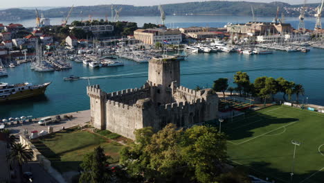 vista de la torre del castillo de kamerlengo y del puerto deportivo de la antigua ciudad croata de trogir, región de dalmacia, croacia - retirada de drones