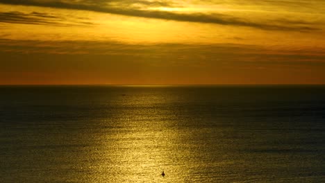 vista frontal del agua de la costa dorada amanecer durante el invierno