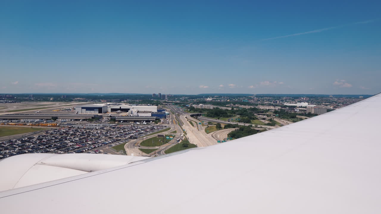la vista desde la ventana del avión el avión comienza a aterrizar
