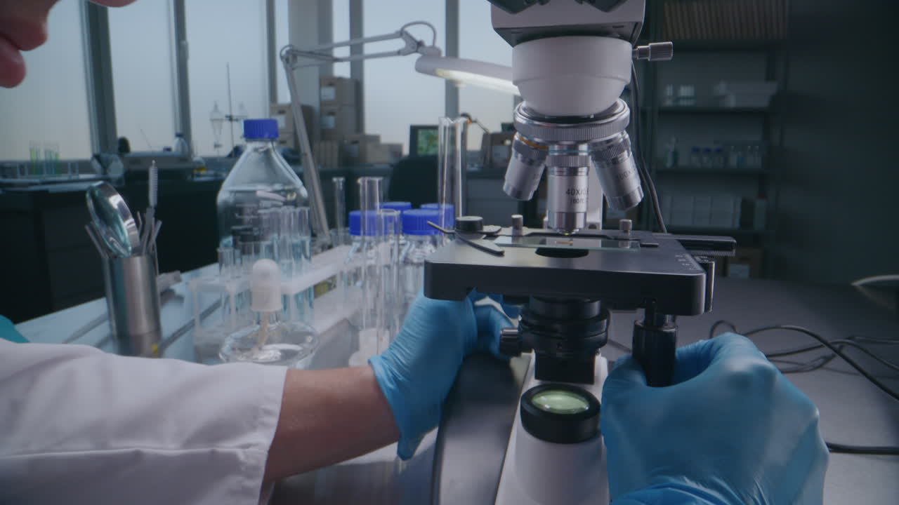 científico usando el microscopio en un laboratorio