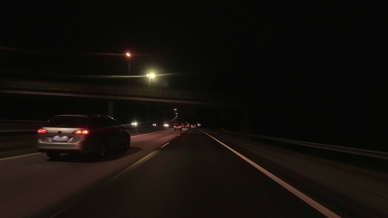 кадр pov вождение автомобиля по шоссе с ночным движением