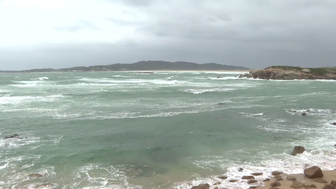 la costa del océano tormentosa