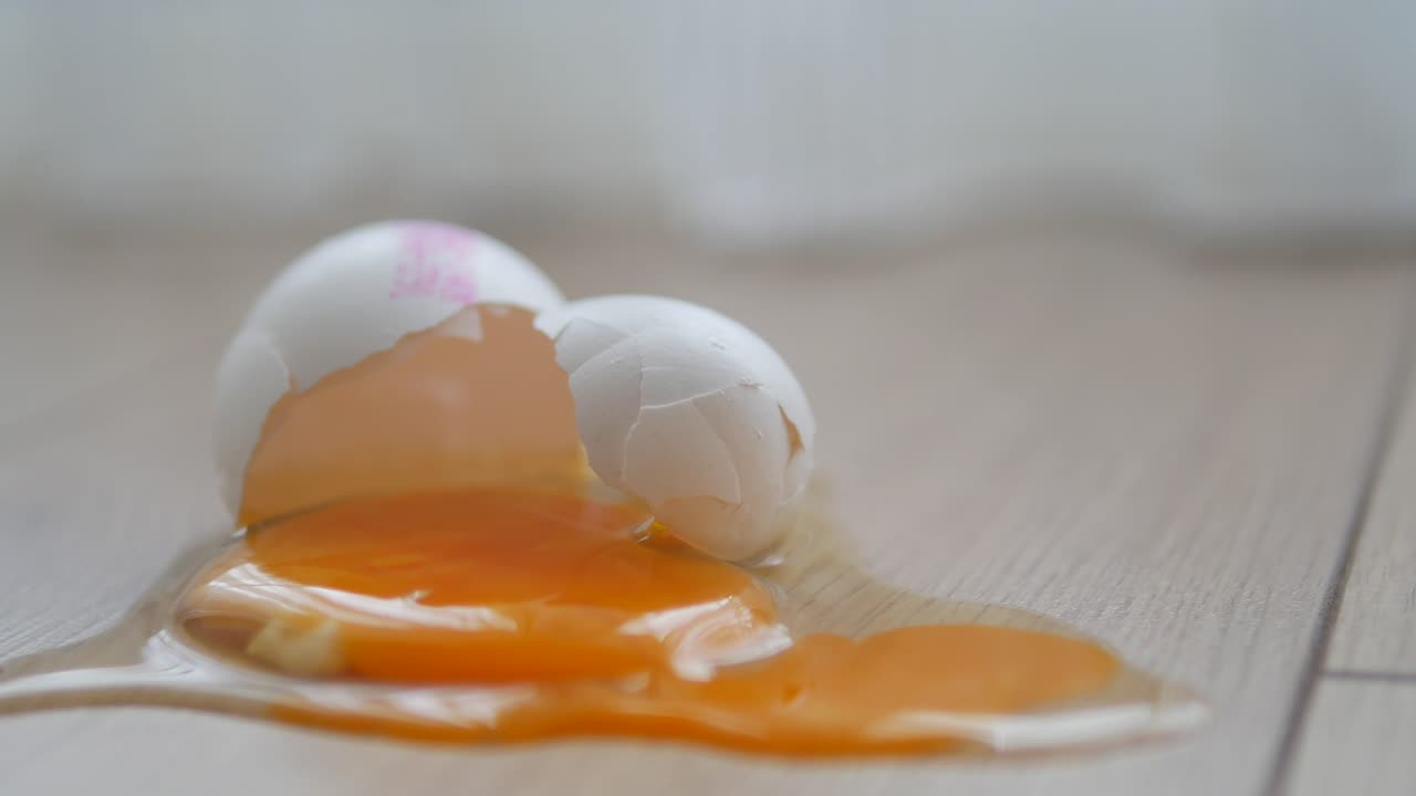 바닥에 부러진 달