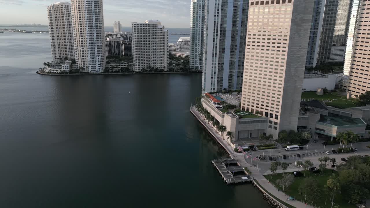 vista aérea de la bahía de biscayne en miami con rascacielos modernos de gran altura
