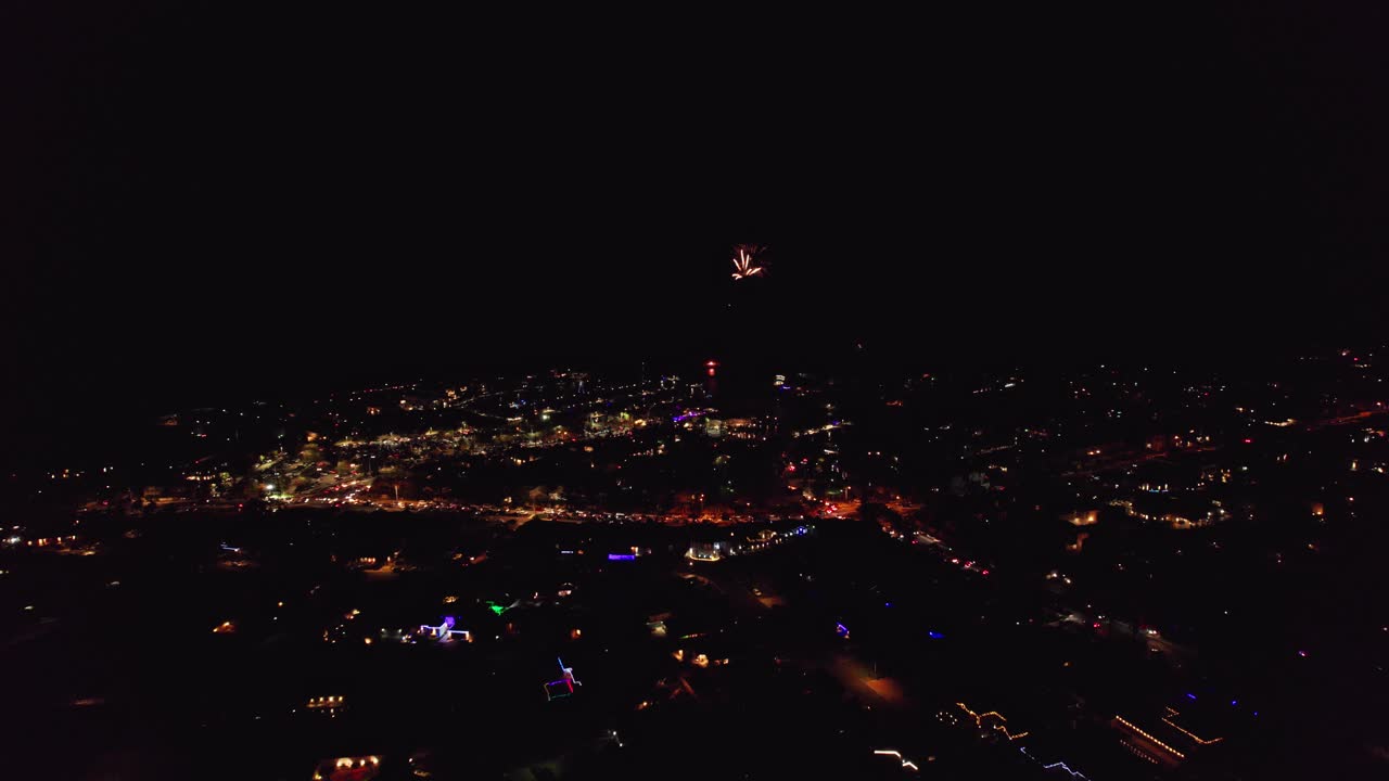 선착장과 바다 위의 민다리 불꽃놀이를 향해 날아가고 아래로 기울어집니다.