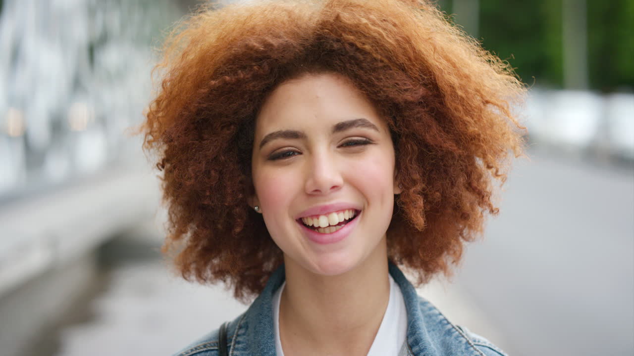 retrato en primer plano de la cara de una hermosa joven