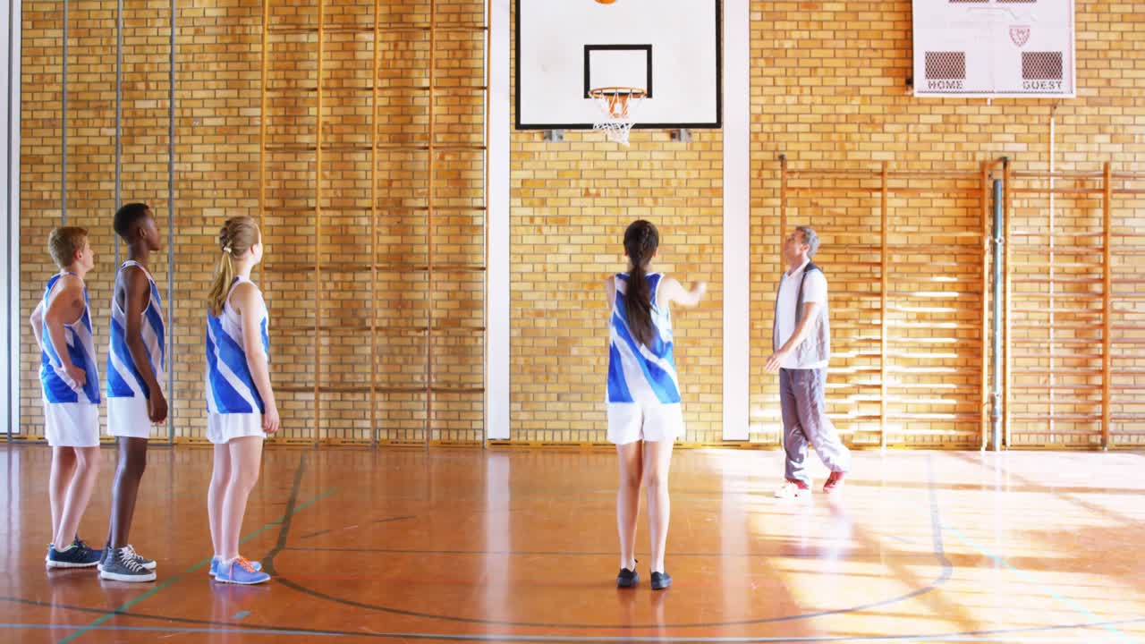 농구장에서 고등학교 아이들을 지도하는 4k