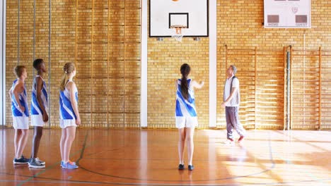 entrenamiento de niños de secundaria en la cancha de baloncesto 4k