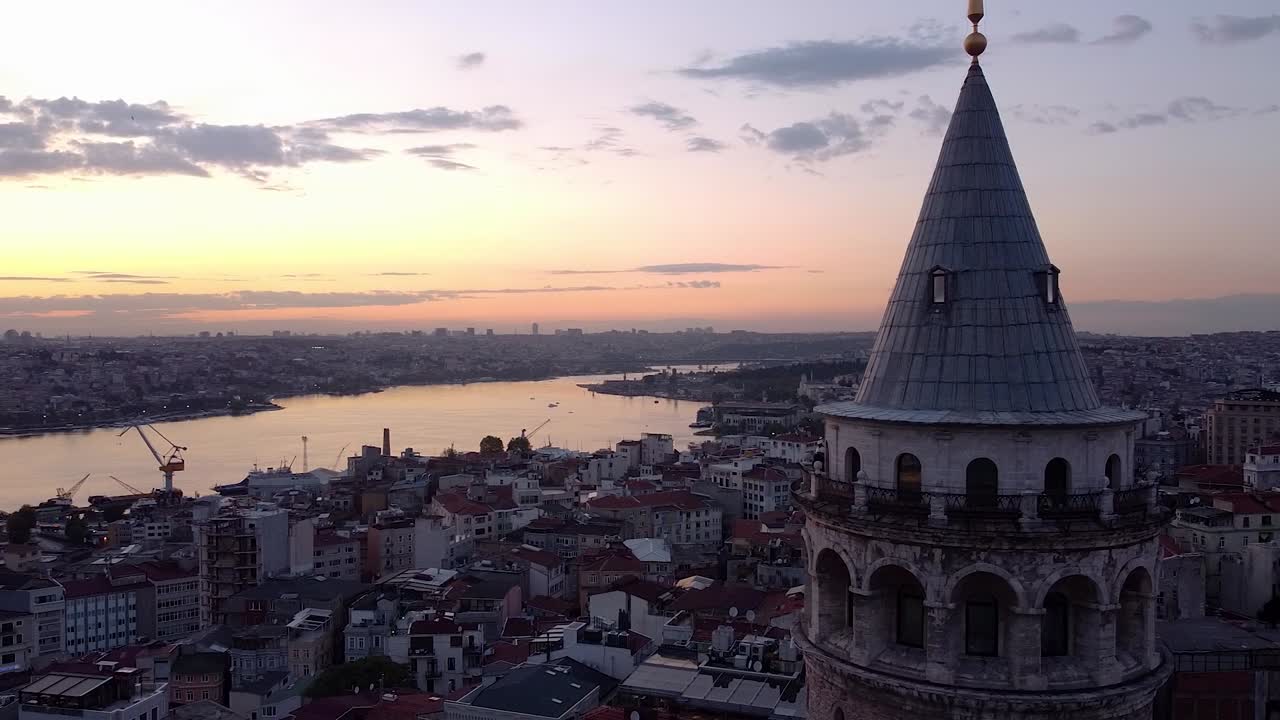 pases aéreos por la torre de galata durante la puesta de sol