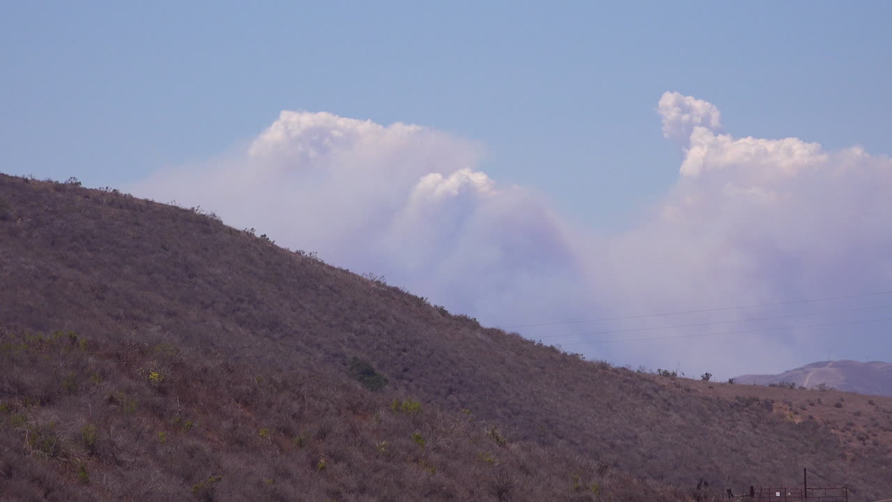 캘리포니아 산타 이네즈 산맥의 산불로 인한 거대한 연기 기둥의 시간 경과