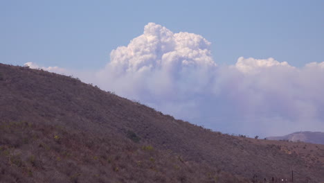 lapso de tiempo de una enorme columna de humo de incendios forestales en las montañas de santa ynez california
