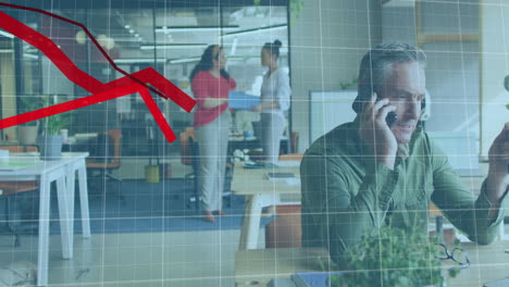 animación del procesamiento de datos financieros sobre diversas personas de negocios que trabajan en la oficina