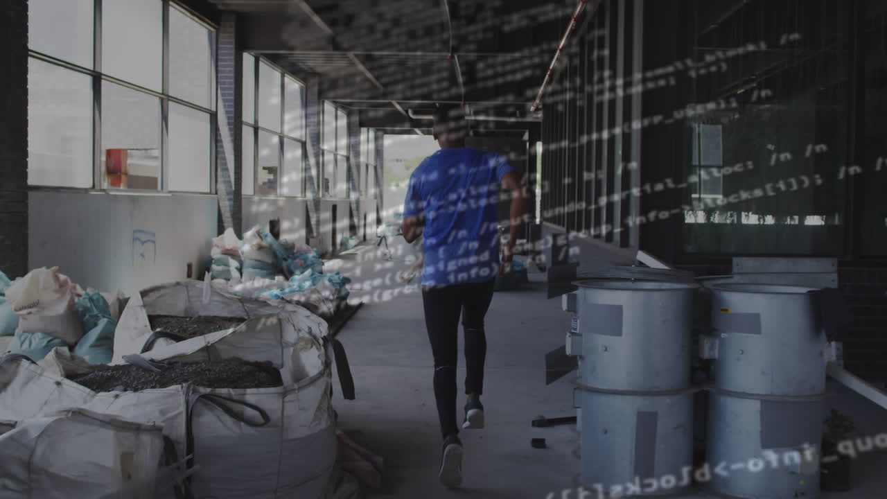 video compuesto digital de procesamiento de datos contra la vista trasera de un hombre afroamericano corriendo