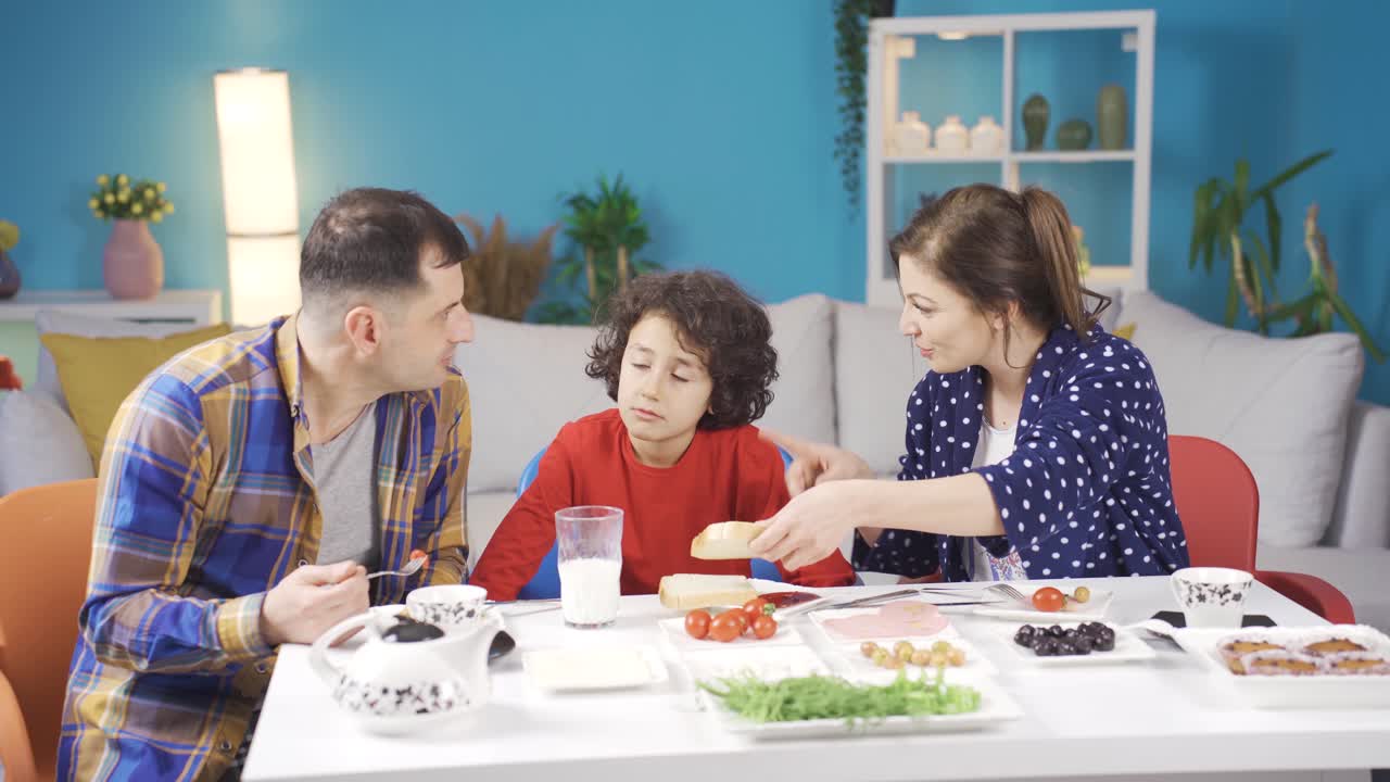 엄마와 소년은 아버지를 조롱하고 재미있게 지내고 있습니다.