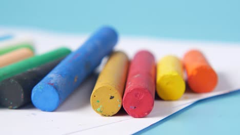 lápices en un papel en la mesa