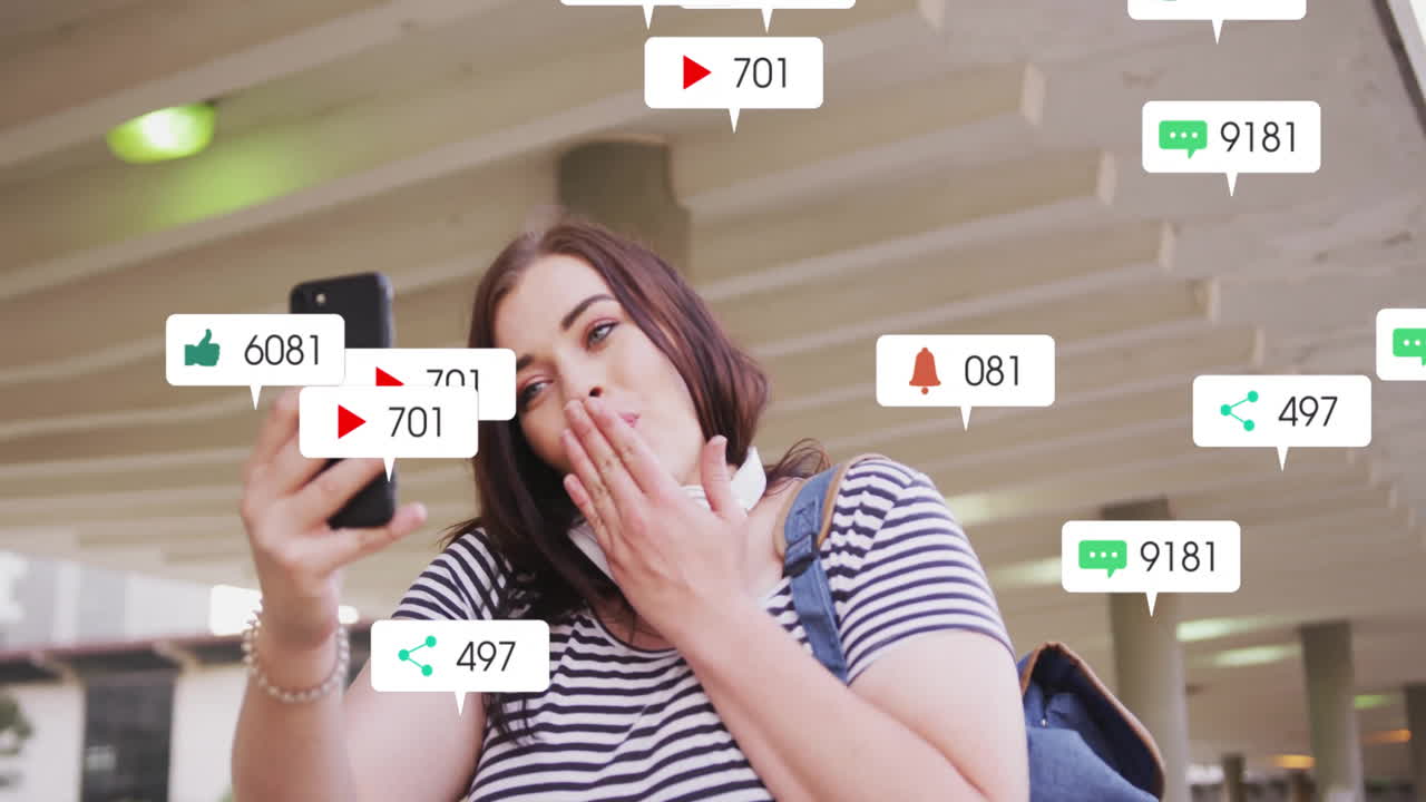 animación de participación en las redes sociales sobre una mujer tomando selfies con su teléfono inteligente