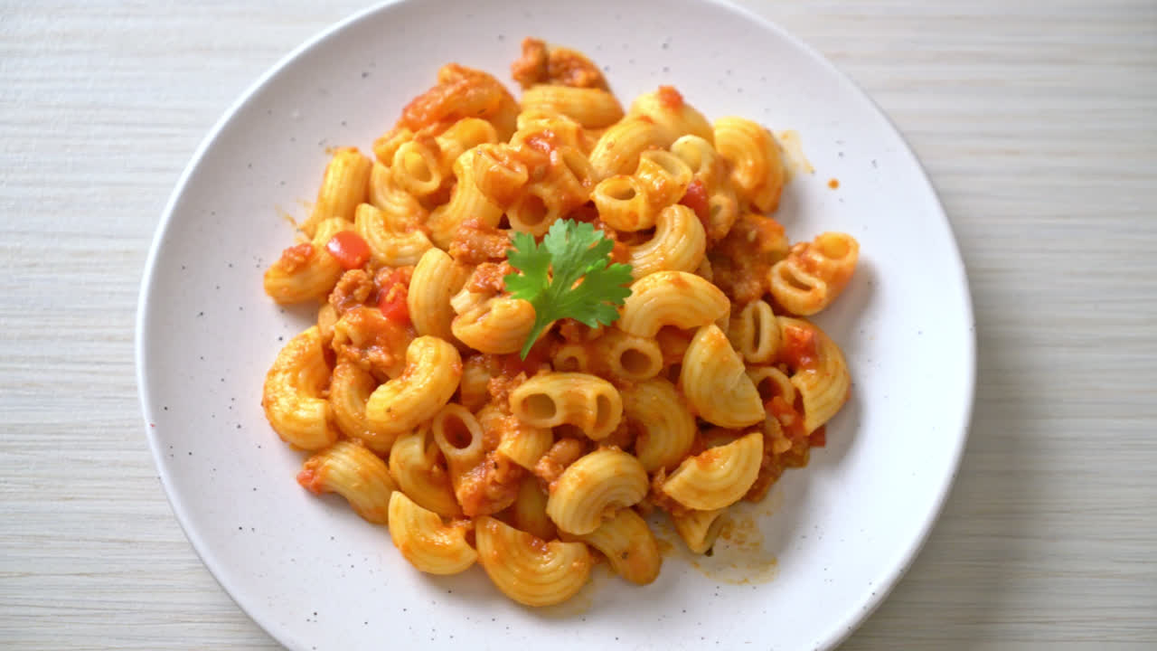 토마토 소스와 다진 돼지 고기를 곁들인 마카로니, 아메리칸 찹 수이, 아메리칸 굴 라시