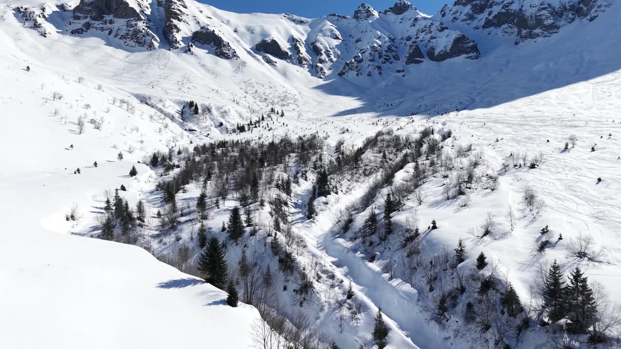 surfing over a swiss mountaoin valley with the dji air 3s drone at Diemtigtal on a sunny winter day.